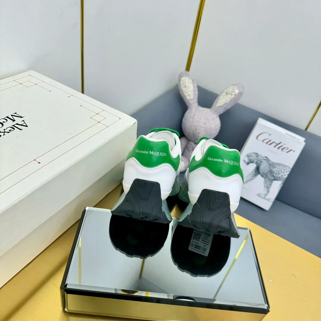 👟👟Ex-factory price 680👟👟 Top version of air cushion bottom, couple size 35-44 🔥ALEXANDER MCQUEEN/Alexander McQueen 2024 new Sprint sports running dad shoes top version Sprint Runner uses white imported environmentally friendly leather splicing and printed concave and convex font technology for the upper and outline Seal logo. Alexander McQueen LUGO logo on the heel and tongue with Alexander McQueen signature. The sneakers feature an oversized runner's sole, which makes running comfortable and convenient. Fabric: Calfskin and cloth Lining: Mesh and sheepskin lining Filled heel non-slip and wear-resistant back cover Foot: Imported PoLo injection molded sheepskin foot Outsole: Air cushion Standard size 35-44 Female size 35-39 Male size 40-44